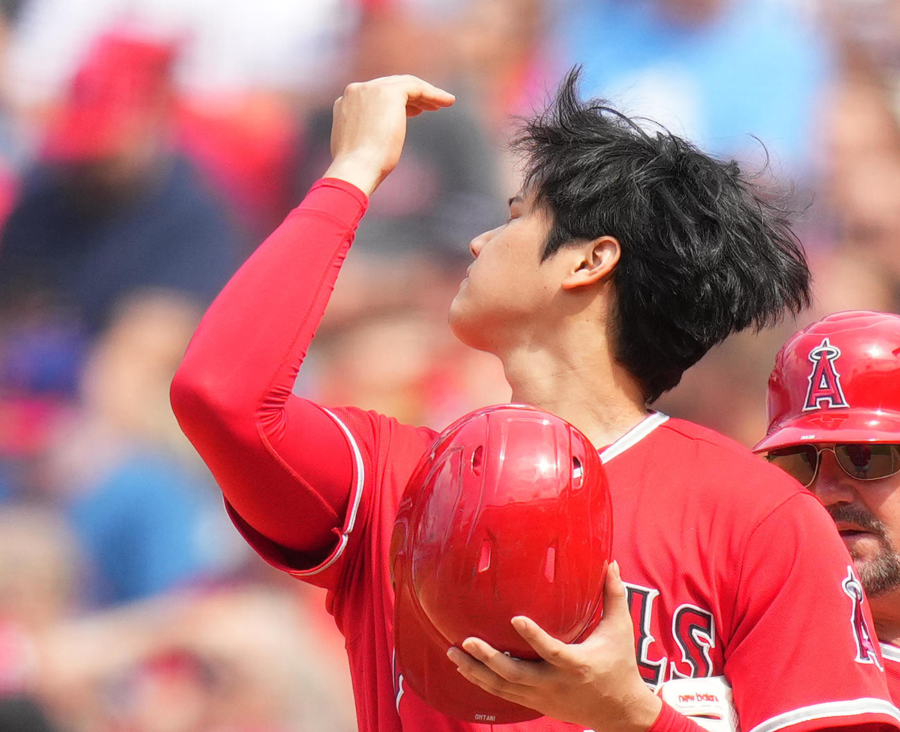 フィリーズ対エンゼルス　5回表エンゼルス2死一、二塁、右適時打を放ち、塁上で髪をなびかせる大谷（撮影・菅敏）