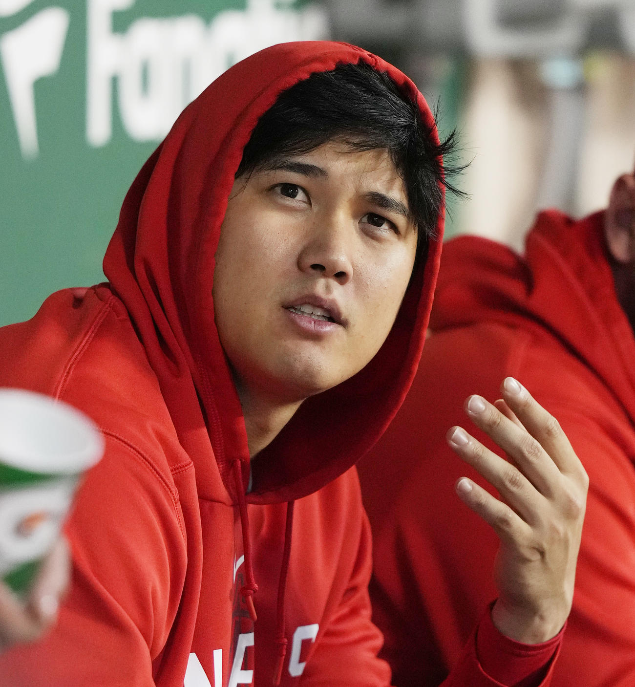 アスレチックス対エンゼルス　試合中、ベンチでパーカーのフードをかぶる大谷（撮影・菅敏）