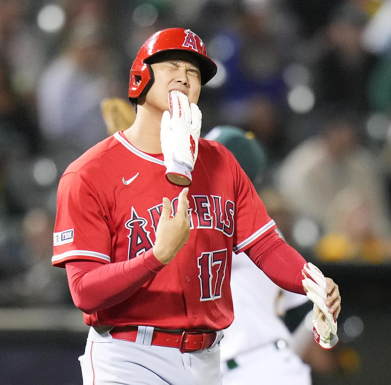アスレチックス対エンゼルス　6回、三塁残塁に終わり、厳しい表情で手袋をくわえる大谷（撮影・菅敏）