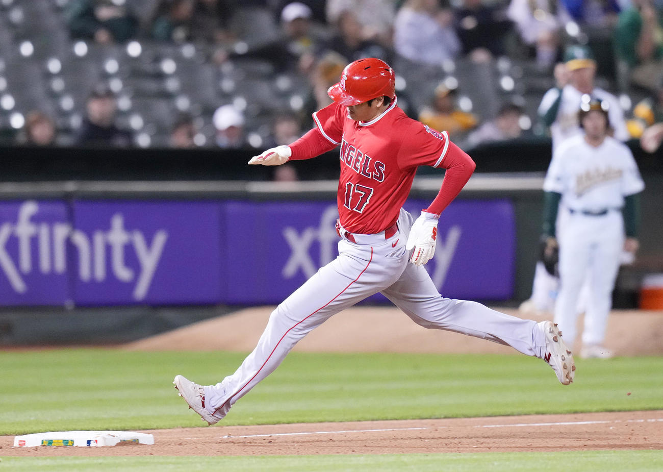 アスレチックス対エンゼルス　8回表エンゼルス2死一塁、ドゥルーリーの適時二塁打で一塁から激走し本塁に向かう大谷（撮影・菅敏）
