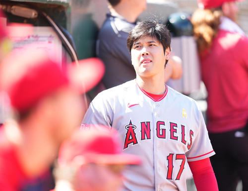アスレチックス対エンゼルス 試合中、ベンチで浮かない表情を見せる大谷(撮影・菅敏)