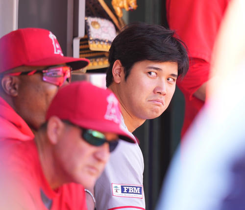 アスレチックス対エンゼルス 試合中、ベンチで浮かない表情を見せる大谷(撮影・菅敏)
