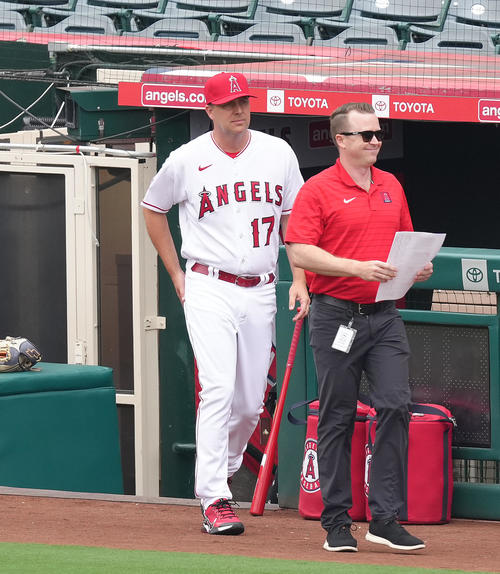 大谷翔平 謎の影武者が現れる！チームの集合写真に長身の背番号17