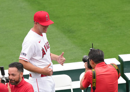 大谷翔平 謎の影武者が現れる！チームの集合写真に長身の背番号17