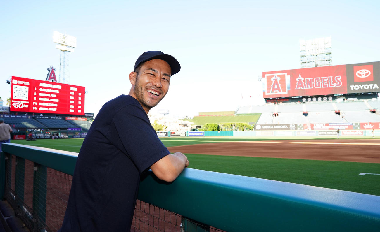 エンゼルス－オリオールズ戦を訪れ、笑顔を見せるロサンゼルス・ギャラクシーの吉田麻也（撮影・菅敏）