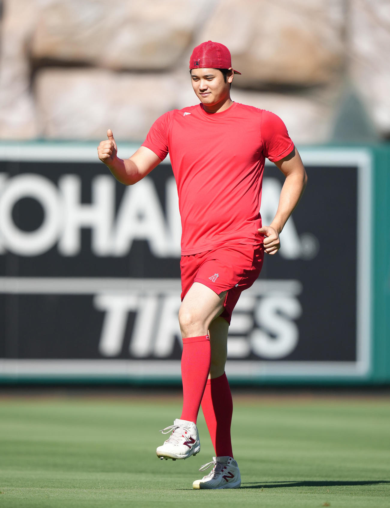 エンゼルス対ガーディアンズ　試合前、フィールドで体を動かすエンゼルス大谷は、ナインに向かっておどける（撮影・菅敏）
