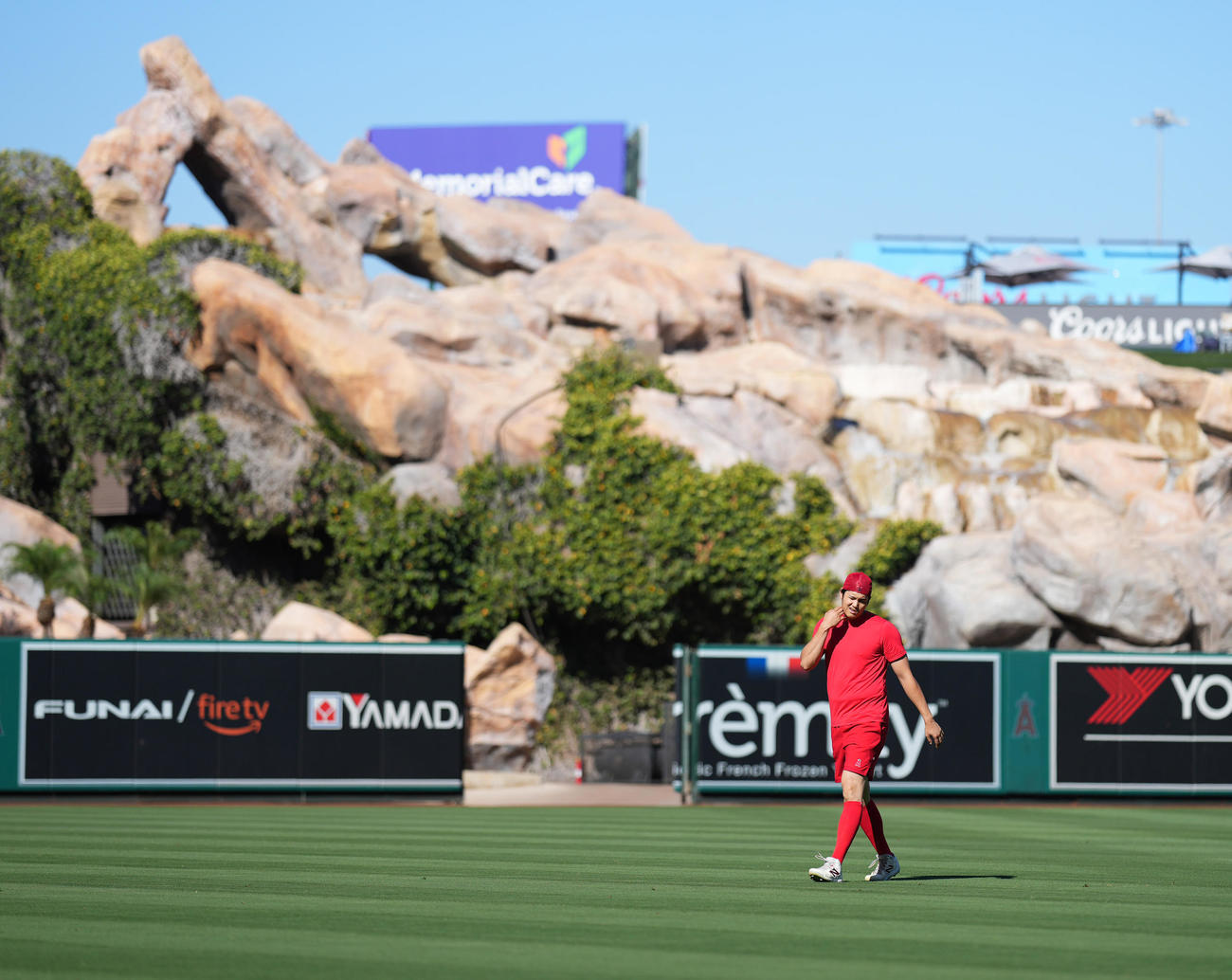 エンゼルス対ガーディアンズ　試合前、フィールドで体を動かすエンゼルス大谷は、厳しい表情を見せる（撮影・菅敏）