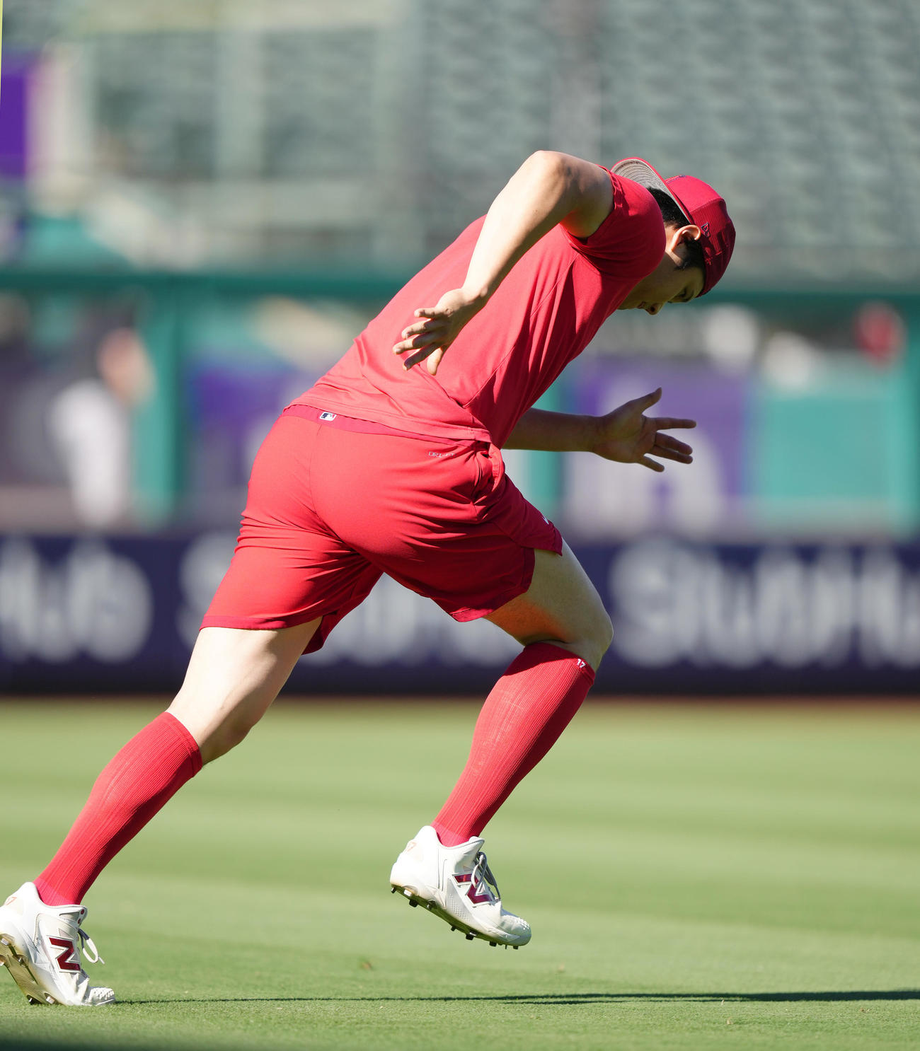 エンゼルス対ガーディアンズ　試合前、フィールドで体を動かすエンゼルス大谷（撮影・菅敏）