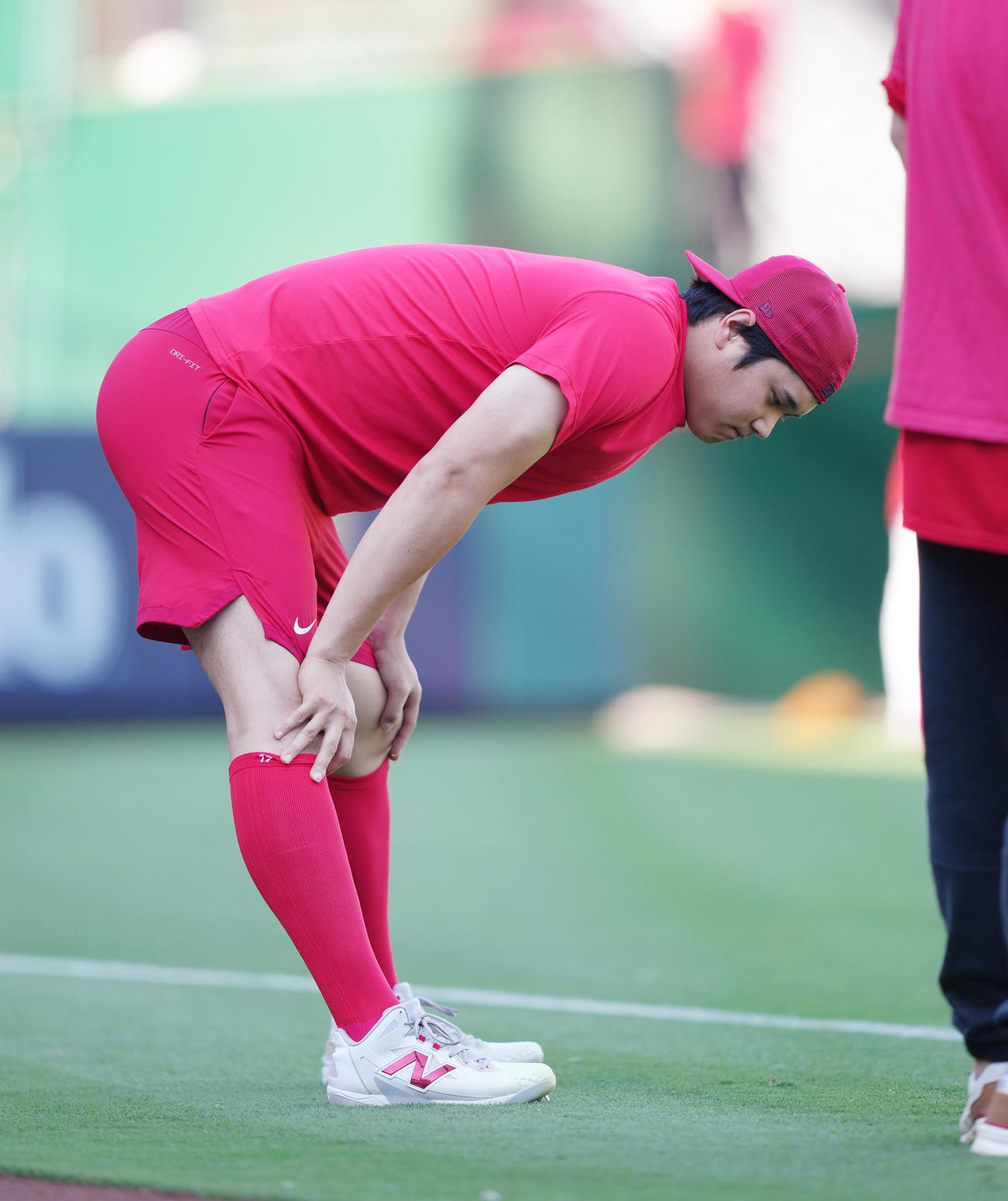 エンゼルス対ガーディアンズ　試合前、フィールドで体を動かすエンゼルス大谷（撮影・菅敏）
