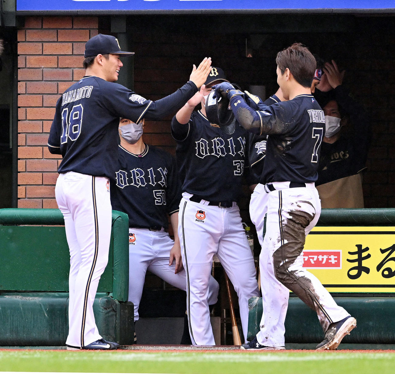 生還した吉田正（右）とタッチを交わす山本（左）（2022年9月24日撮影）
