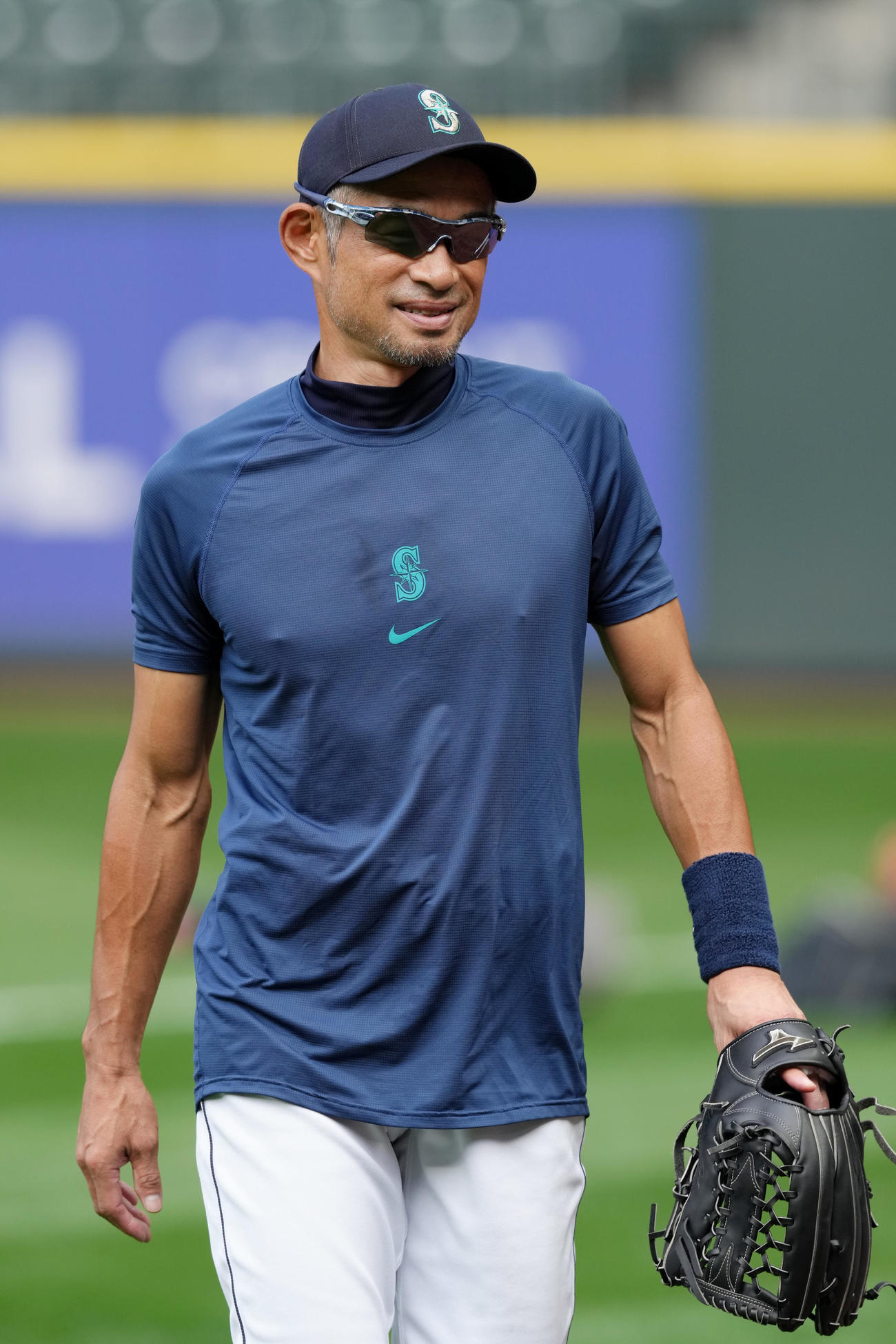 マリナーズ対エンゼルス　試合前、笑顔で関係者と話すイチロー氏（撮影・菅敏）