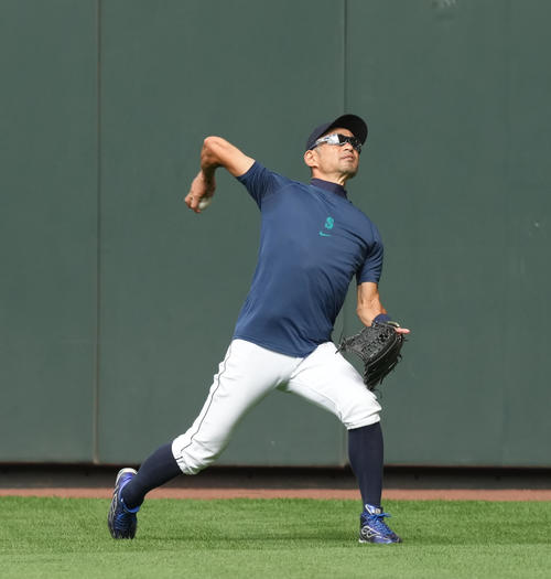 マリナーズ対エンゼルス 試合前、キャッチボールをするイチロー氏(撮影・菅敏)