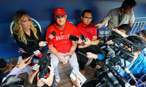 マリナーズ対エンゼルス 試合前、記者の質問に答えるエンゼルス・ネビン監督(左から2人目)(撮影・菅敏)