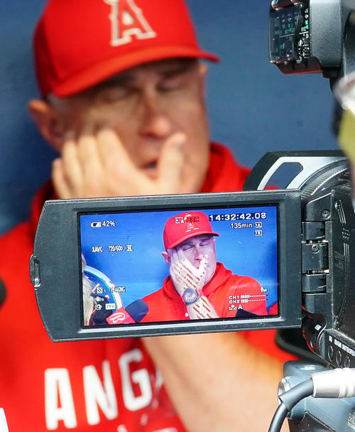 マリナーズ対エンゼルス 試合前、カメラのモニターに映る記者の質問に答えるエンゼルス・ネビン監督(撮影・菅敏)