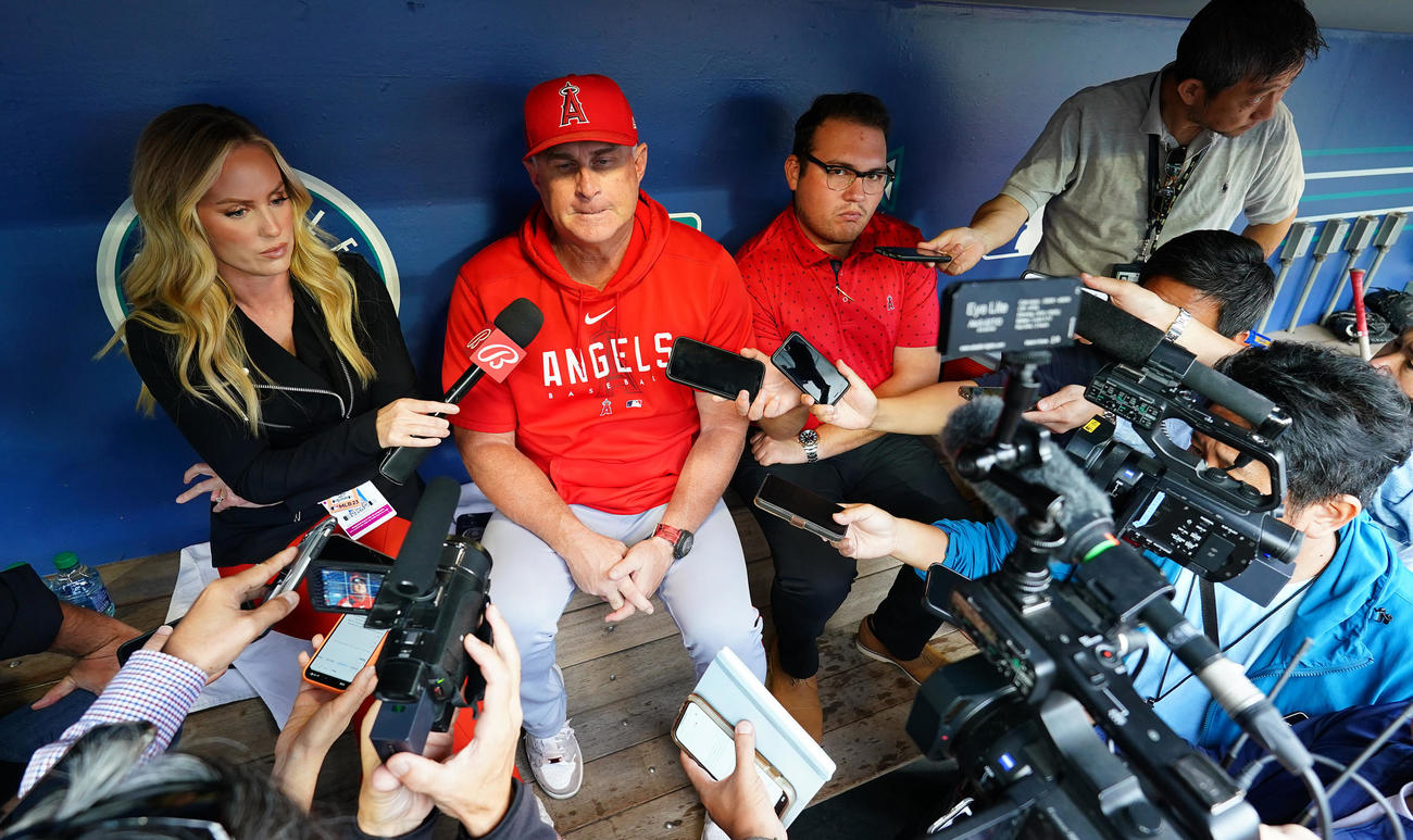 マリナーズ対エンゼルス　試合前、記者の質問に答えるエンゼルス・ネビン監督（左から2人目）（撮影・菅敏）