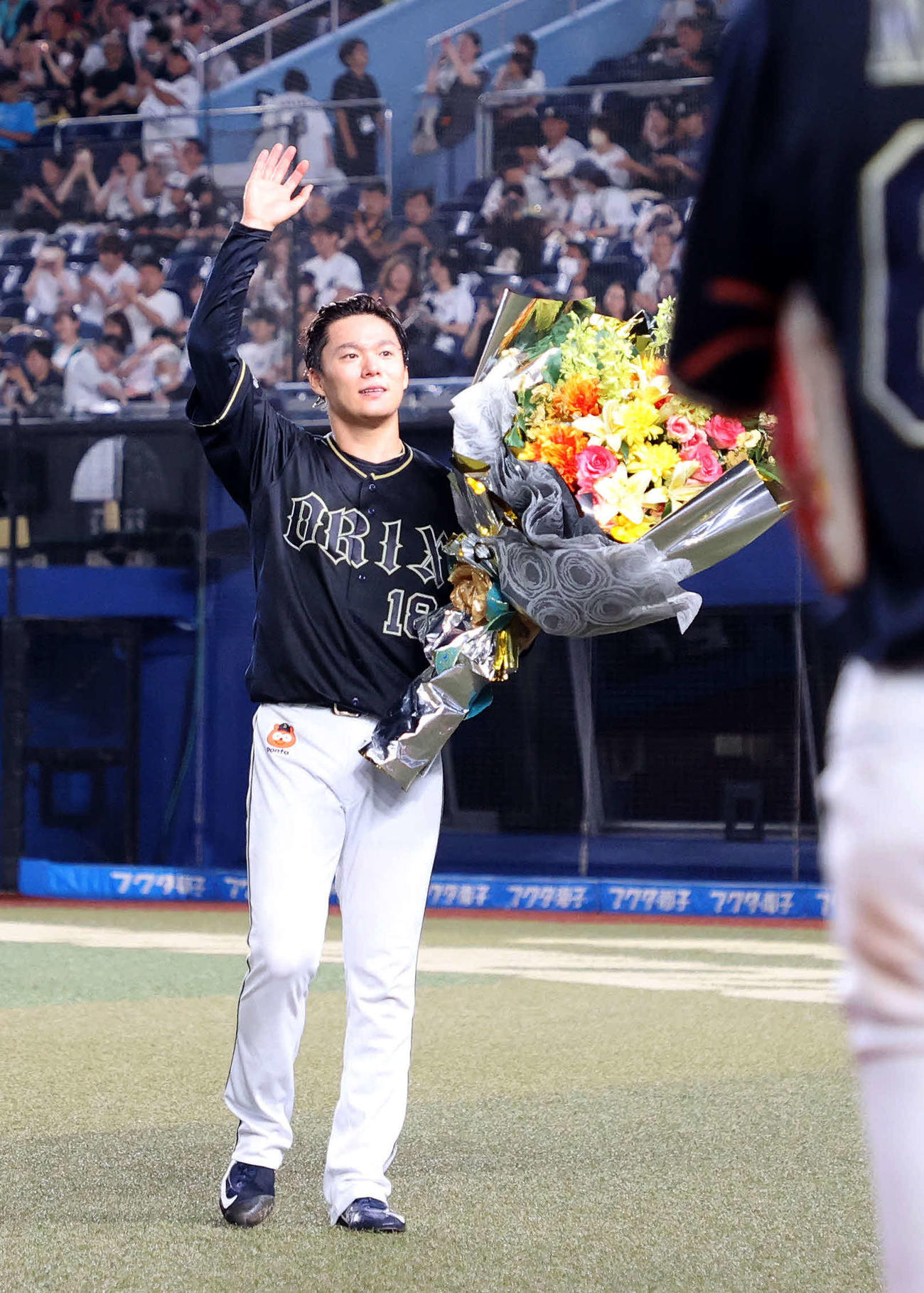 9日、ロッテ戦でノーヒットノーランを達成し、花束を受け取りファンに手を振るオリックス山本由伸