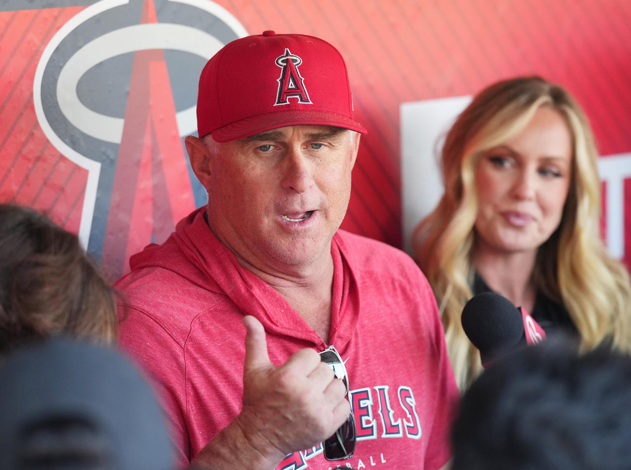 エンゼルス対タイガース　試合前、記者の質問に答えるエンゼルス・ネビン監督（左）（撮影・菅敏）