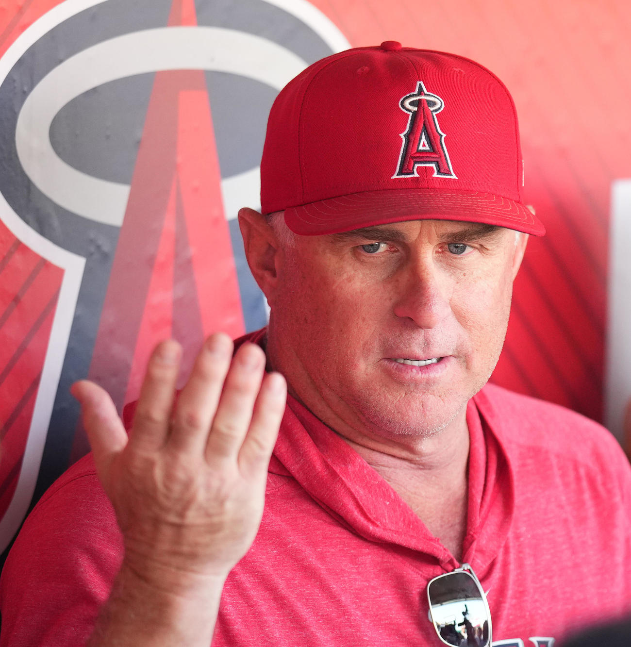 エンゼルス対タイガース　試合前、記者の質問に答えるエンゼルス・ネビン監督（撮影・菅敏）
