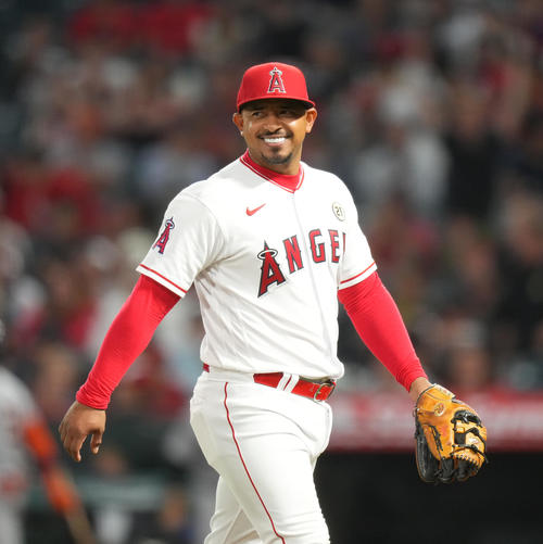 エンゼルス対タイガース 8回途中に登板し無安打に抑えた野手のエスコバルは、笑顔でベンチに戻る(撮影・菅敏)