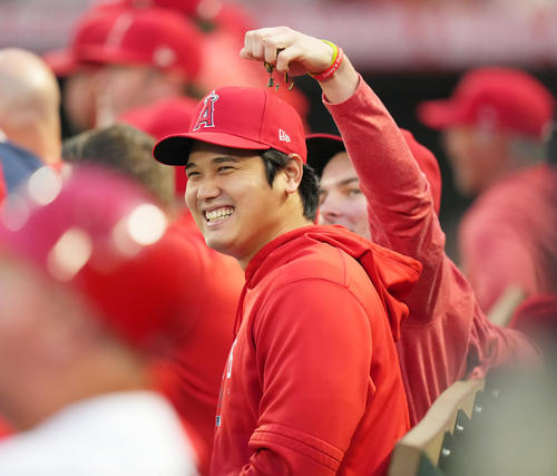 大谷翔平がベンチで声援！三塁側客席は人だかり ヒマワリの種 歓声