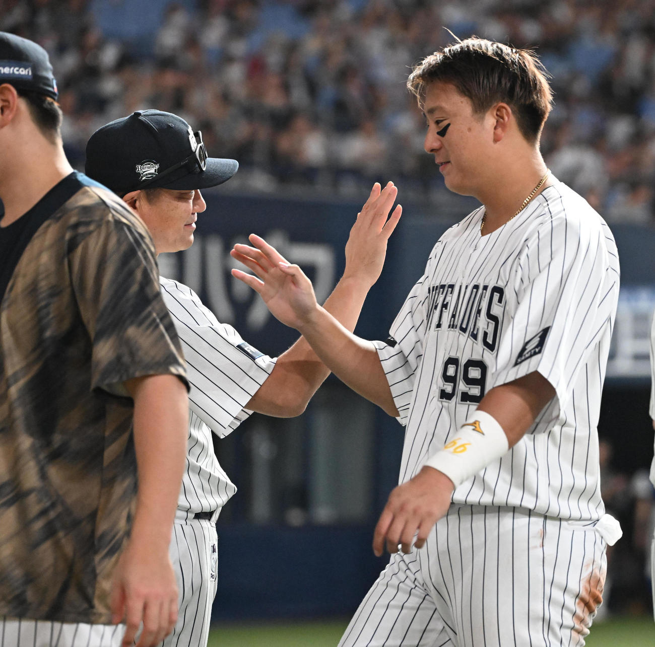 オリックス対楽天　楽天に勝利し杉本（右）とタッチを交わすオリックス中嶋監督（撮影・和賀正仁）