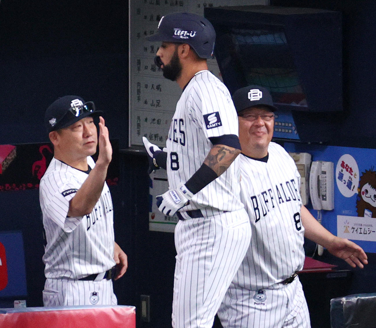 オリックス対楽天　4回裏オリックス2死、中嶋監督（左）は右越えソロ本塁打を放ったゴンザレス（手前）を出迎える（撮影・上山淳一）