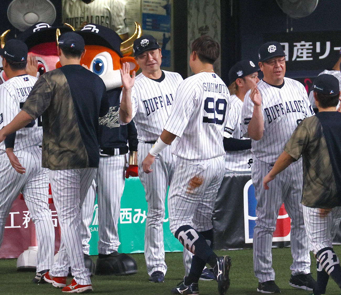オリックス対楽天　オリックス中嶋監督（中央）は楽天に勝利し、杉本（手前）と笑顔でタッチをかわす（撮影・上山淳一）