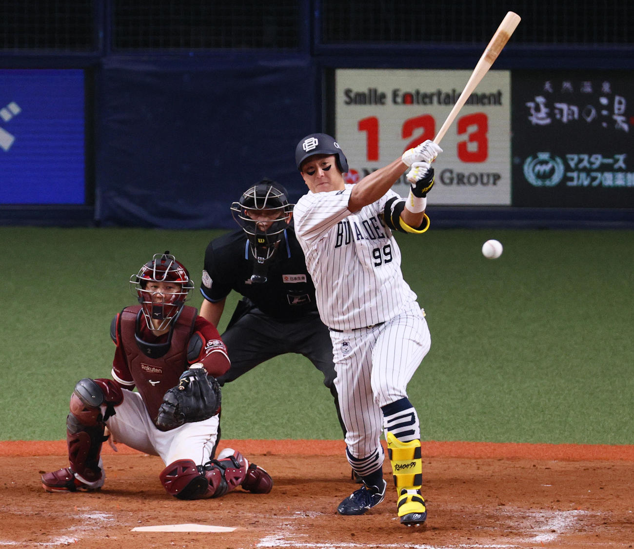 オリックス対楽天　8回裏オリックス1死二塁、杉本は中適時三塁打を放つ（撮影・上山淳一）