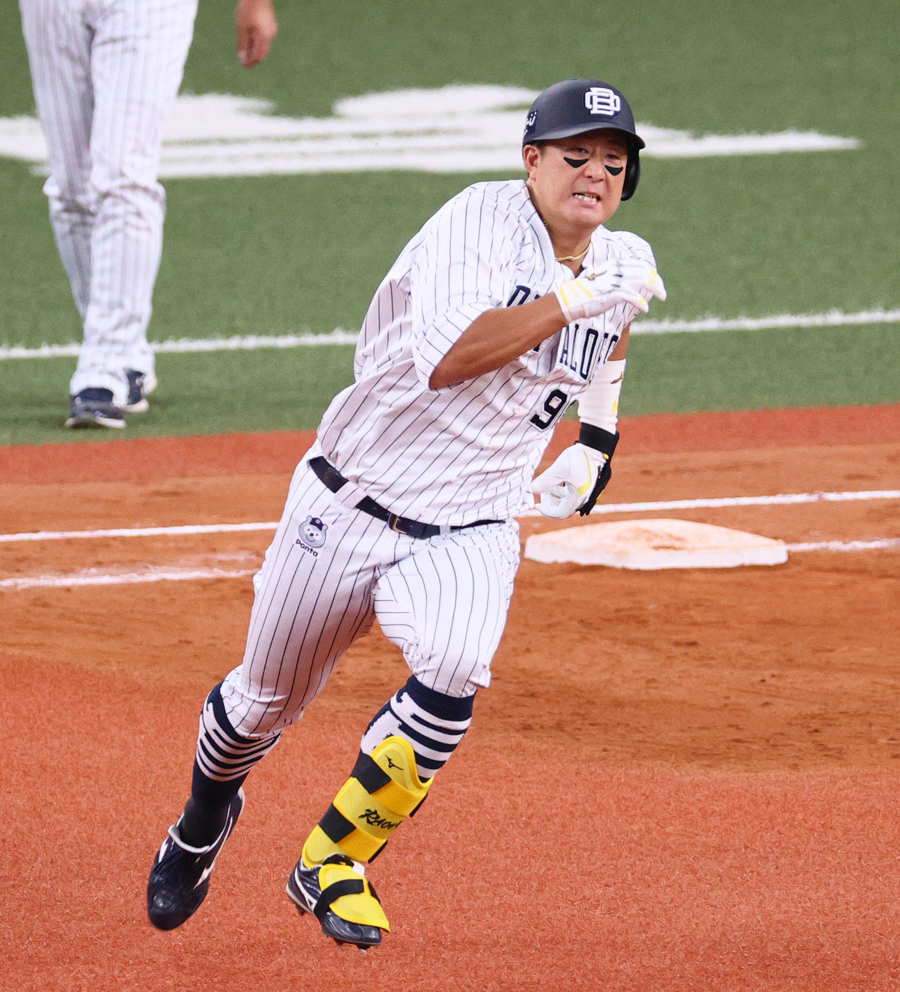 オリックス対楽天　8回裏オリックス1死二塁、杉本は中適時三塁打を放ち二塁に向かう（撮影・上山淳一）