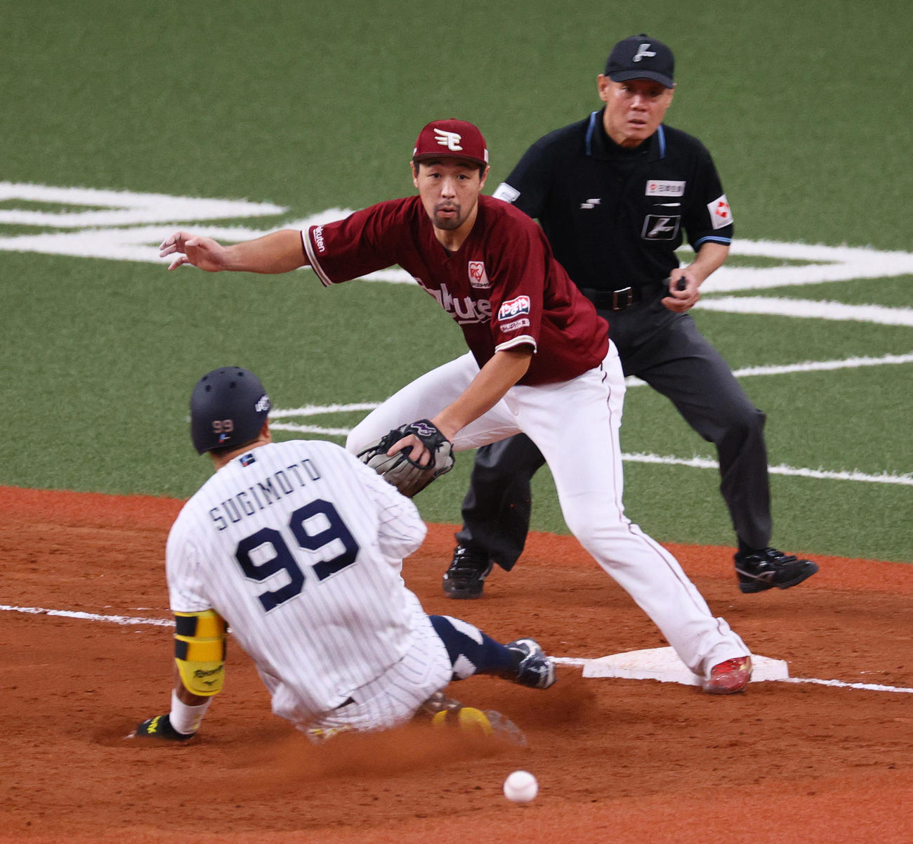 オリックス対楽天　8回裏オリックス1死二塁、杉本（手前）は中適時三塁打を放ち三塁に向かう。中央は三塁手阿部（撮影・上山淳一）