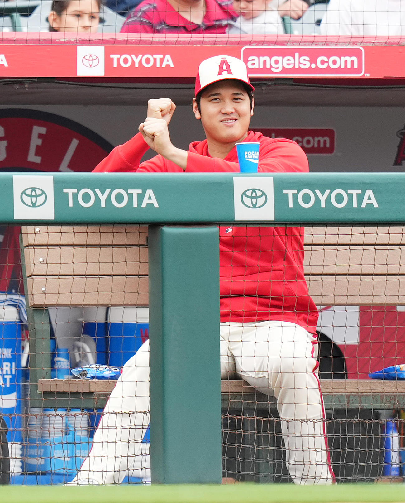 エンゼルス対タイガース　試合中、一塁ベンチのタイガース・カブレラとジェスチャーを交えて会話するエンゼルス大谷（撮影・菅敏）