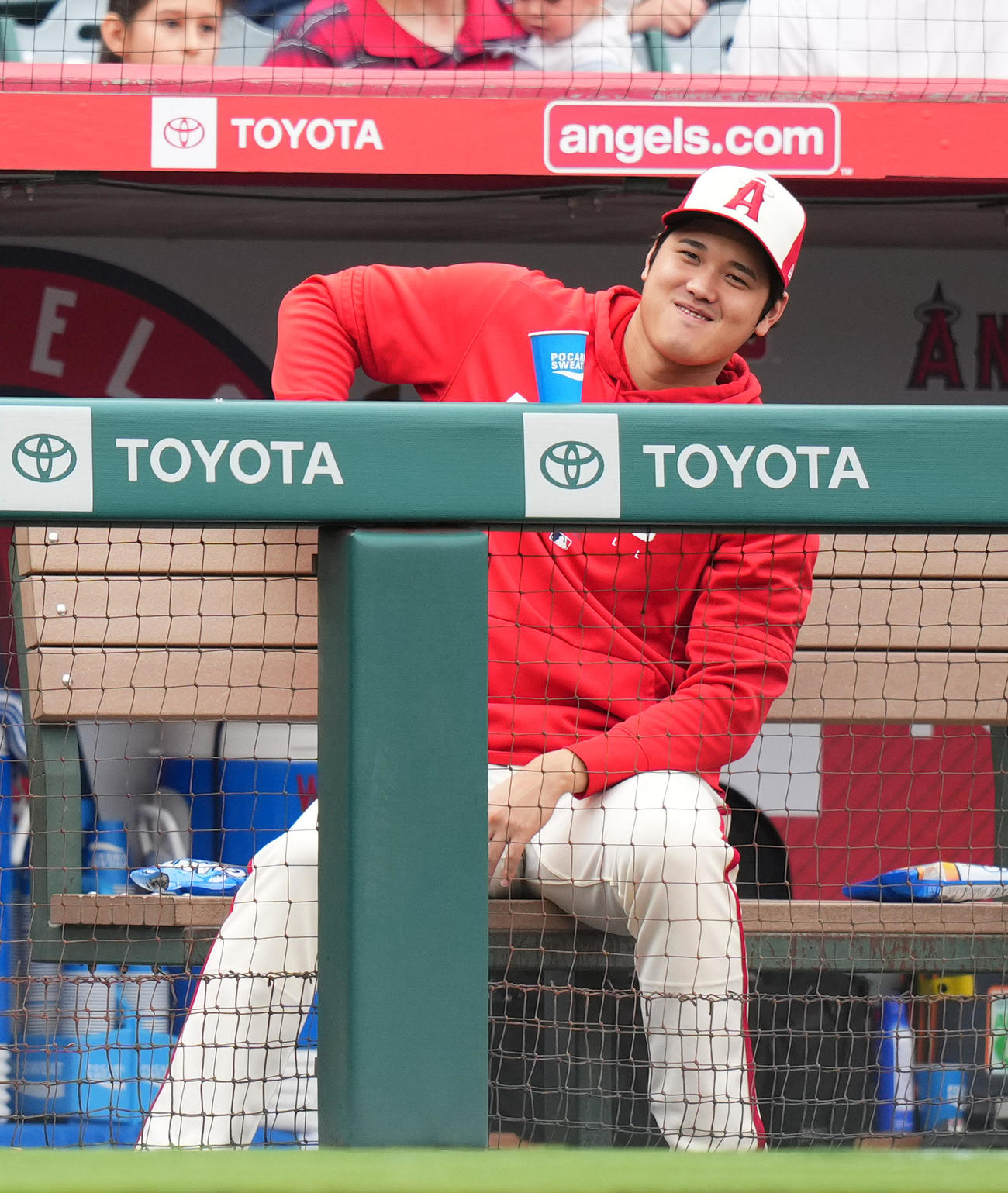 エンゼルス対タイガース　試合中、一塁ベンチのタイガース・カブレラとジェスチャーを交えて会話するエンゼルス大谷（撮影・菅敏）