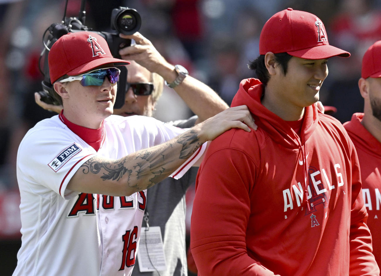 アスレチックスと対戦した後、大谷翔平（右）と一緒に歩くエンゼルス・モニアック（AP）