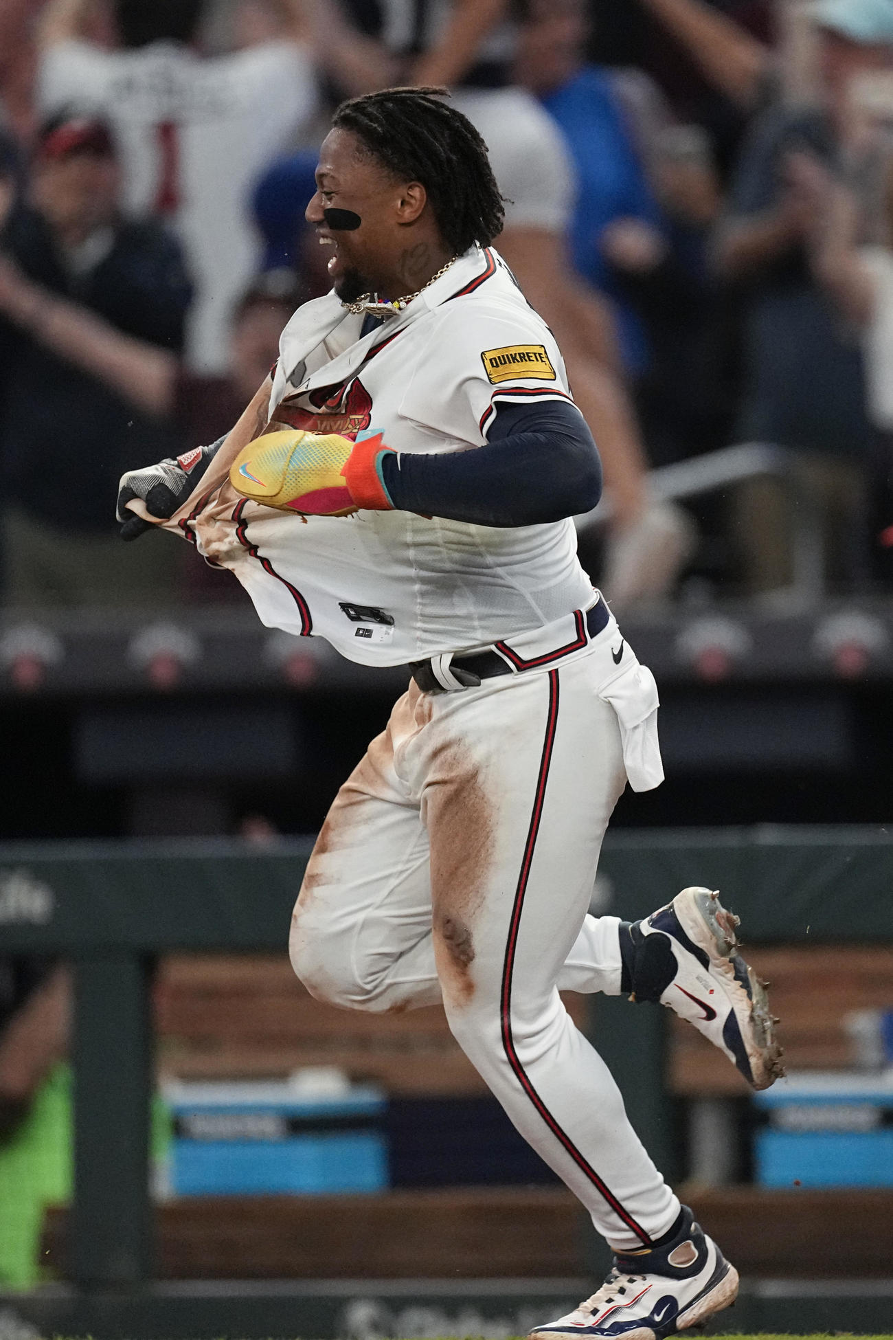 サヨナラ勝ちを喜ぶブレーブス・アクーニャ（AP）