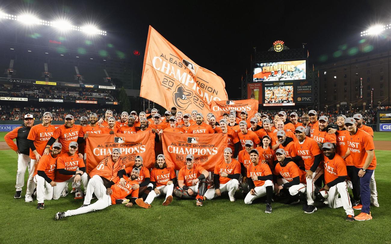 ア・リーグ東地区の優勝を決め、記念撮影に臨むオリオールズの選手ら（共同）