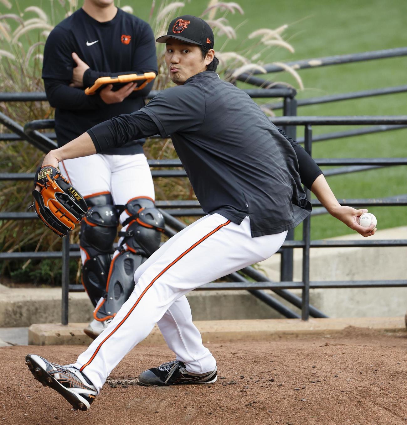 試合前、ブルペンで投球練習するオリオールズ藤浪（共同）