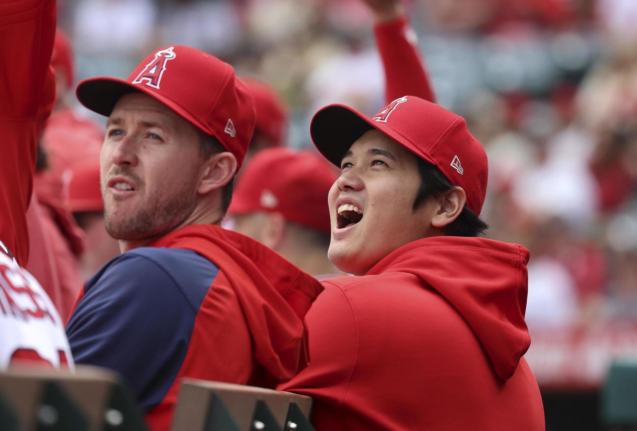 レギュラーシーズン最終戦、ベンチで笑顔を見せるエンゼルスの大谷翔平（共同）