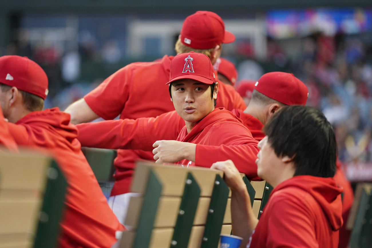 ベンチで水原通訳と話す大谷（AP）