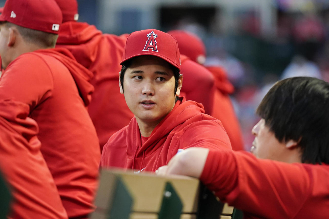 ベンチで水原通訳と話す大谷（AP）