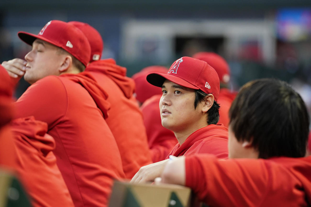 ベンチで水原通訳と話す大谷（AP）