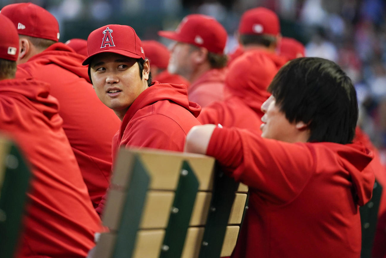 ベンチで水原通訳と話す大谷（AP）