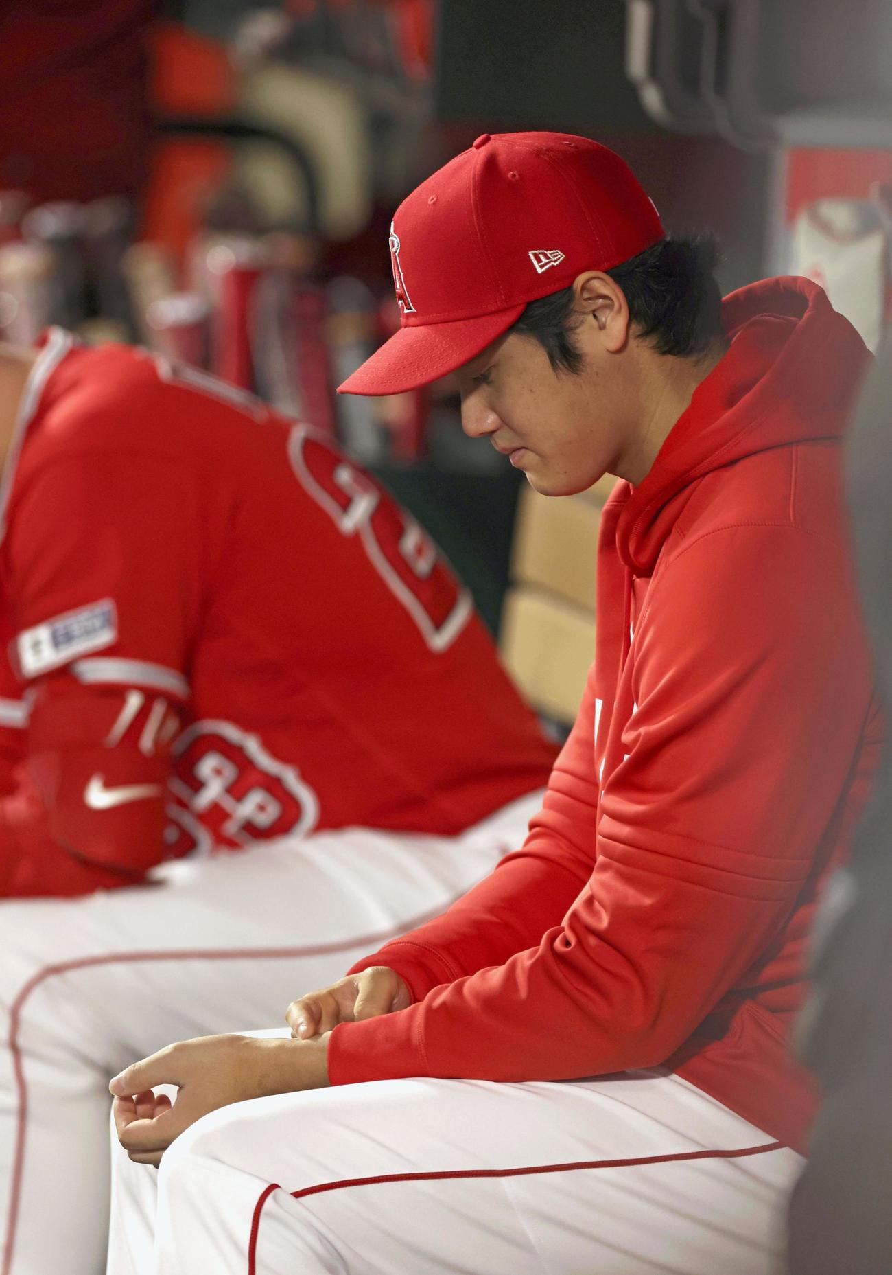 アスレチックス戦でベンチに座る米大リーグ、エンゼルスの大谷翔平＝9月30日、アナハイム（共同）