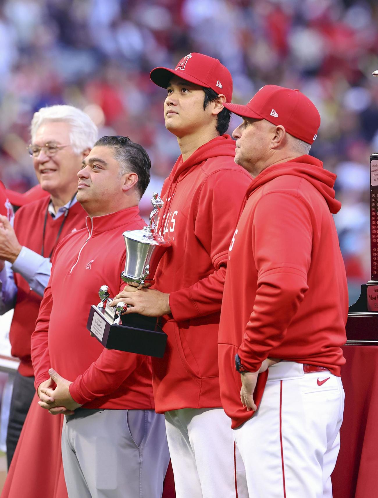 試合前のセレモニーで表彰された米大リーグ、エンゼルスの大谷翔平。今季のチームMVPを受賞した＝9月30日、アナハイム（代表撮影・共同）
