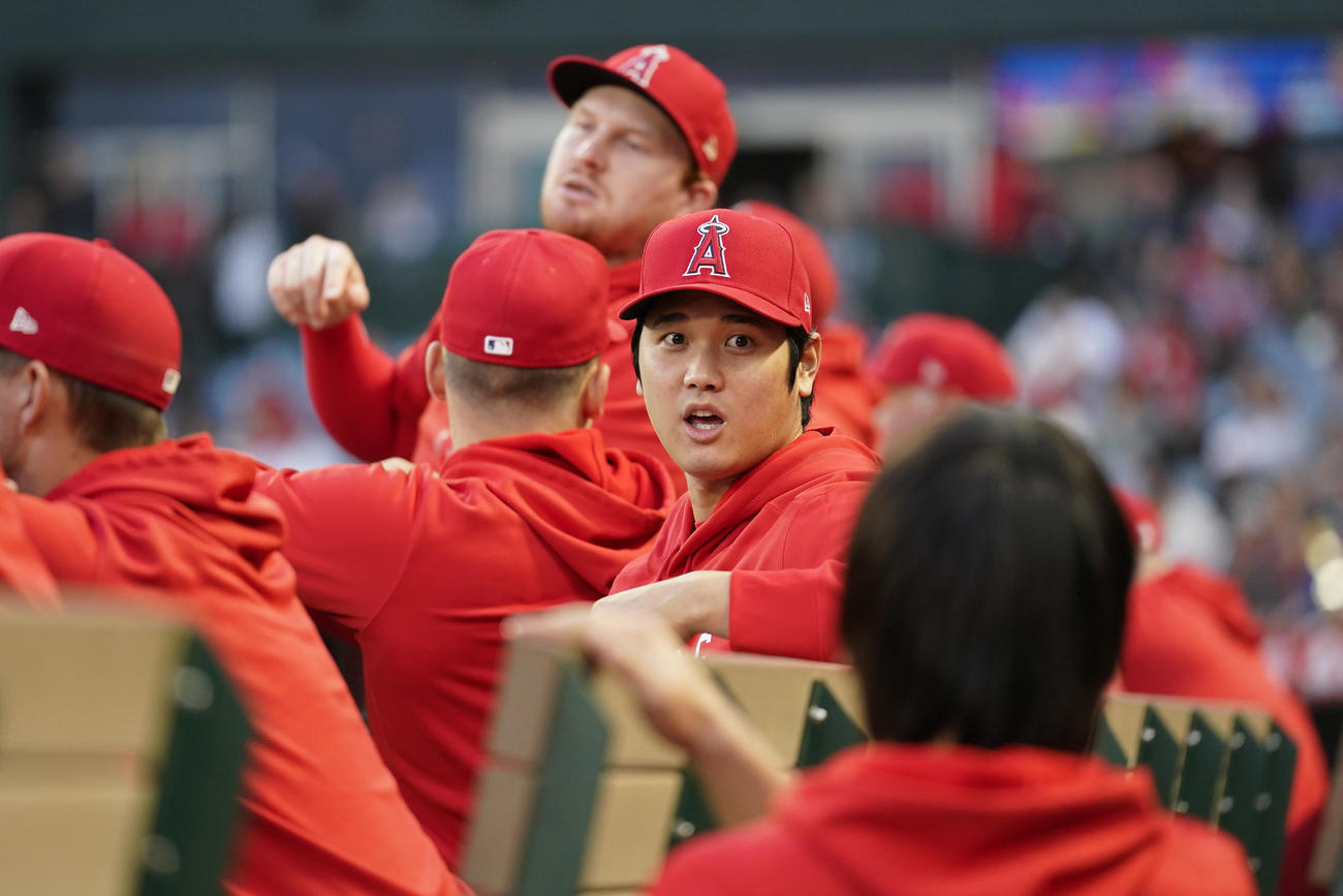 ベンチで水原通訳と話す大谷（AP）