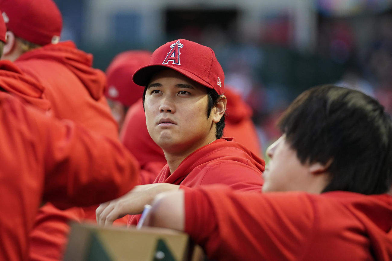 ベンチで水原通訳と話す大谷（AP）