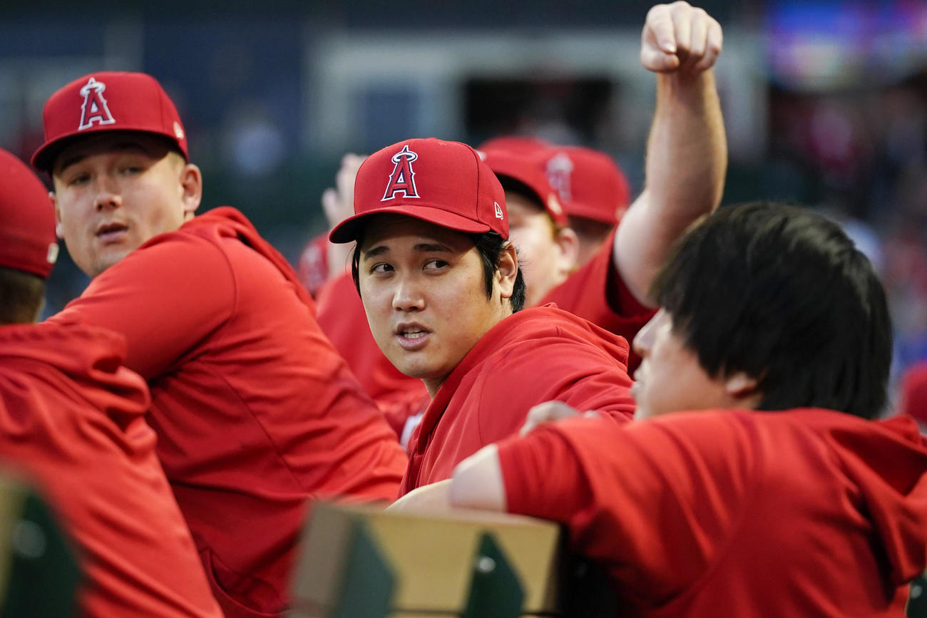 ベンチで水原通訳と話す大谷（AP）