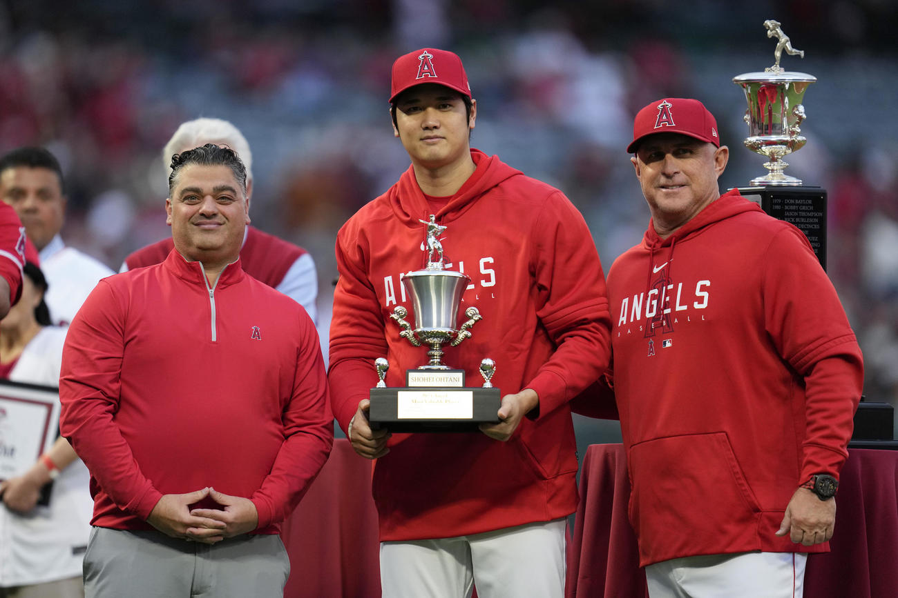 チームMVPの表彰を受け、トロフィーを手に記念撮影する大谷（中央）（AP）
