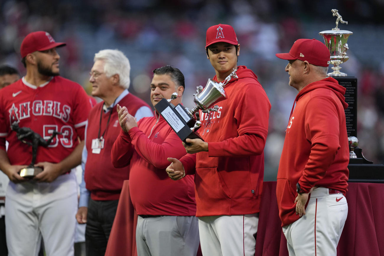 チームMVPの表彰を受ける大谷（右から2人目）（AP）