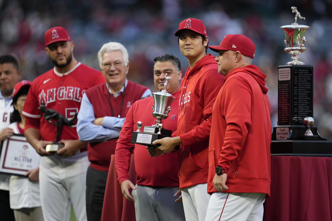 チームMVPの表彰を受ける大谷（右から2人目）（AP）