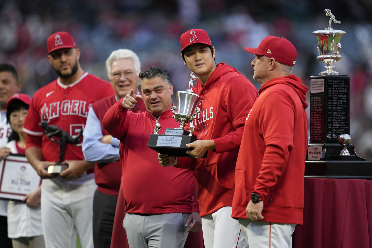 チームMVPの表彰を受ける大谷（右から2人目）（AP）
